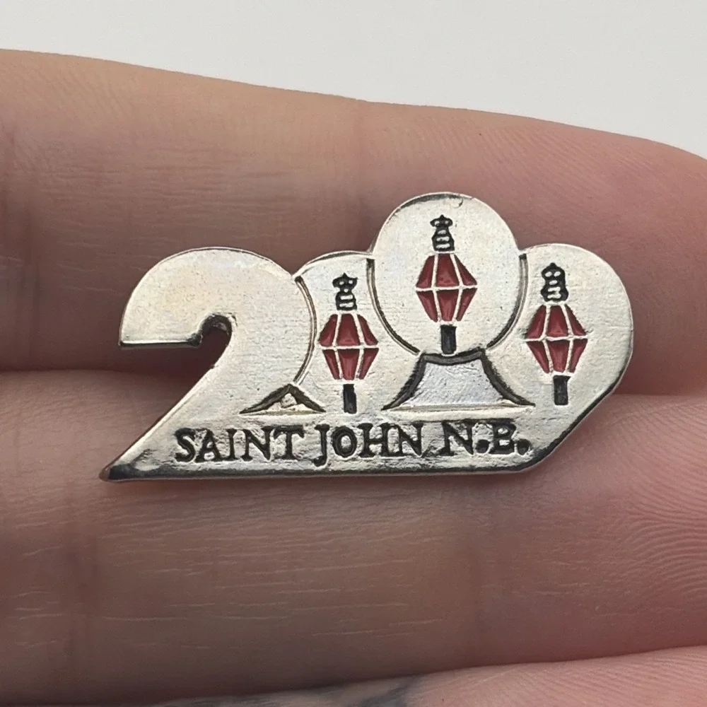 2000 St John New Brunswick Canada Street Lamps Silver Tone Lapel Hat Pin